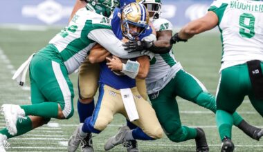 Winnipeg Blue Bombers QB Zach Collaros exits vs. Saskatchewan Roughriders in Banjo Bowl