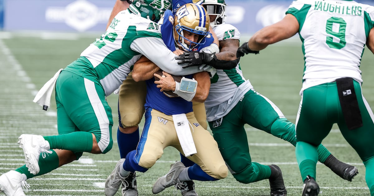 Winnipeg Blue Bombers QB Zach Collaros exits vs. Saskatchewan Roughriders in Banjo Bowl