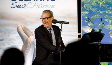 Jeff Goldblum on Hosting 'SNL U.K.' Season 2 Premiere: 'I'm a Big Anglophile'