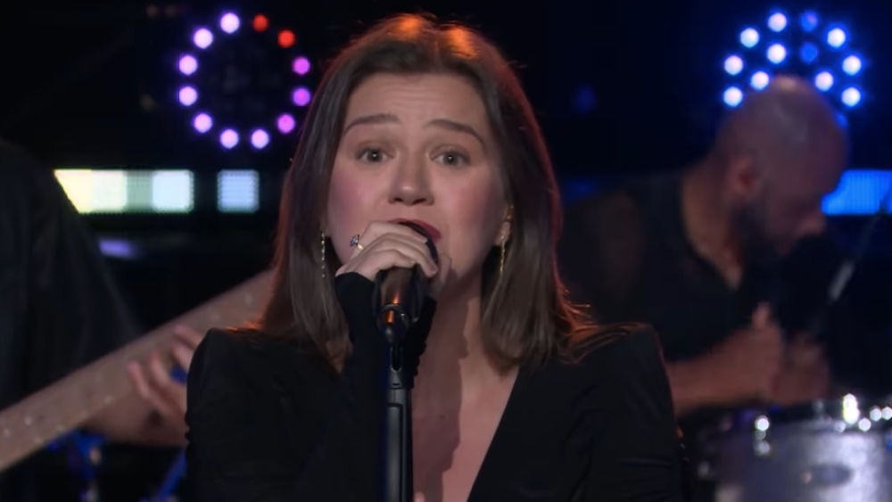 Kelly Clarkson Sings Golden: Talk Show Ends With Demon Hunters Song
