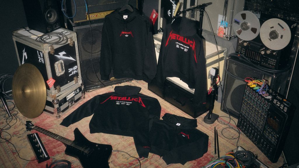 ORIG_FW26_BC052_METALLICAXOG_SPHEREGROUPHOODIES_0348_1920X1080