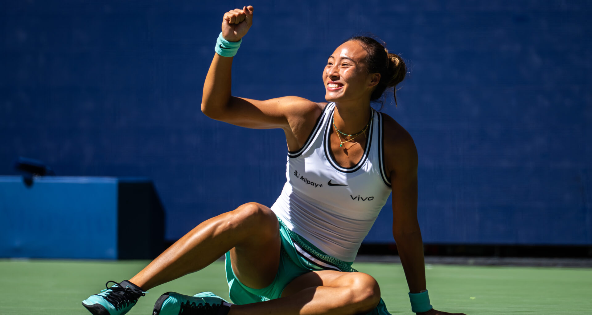Zheng rallies from 5-0 again, beats Swiatek in straight sets to reach US Open quarters