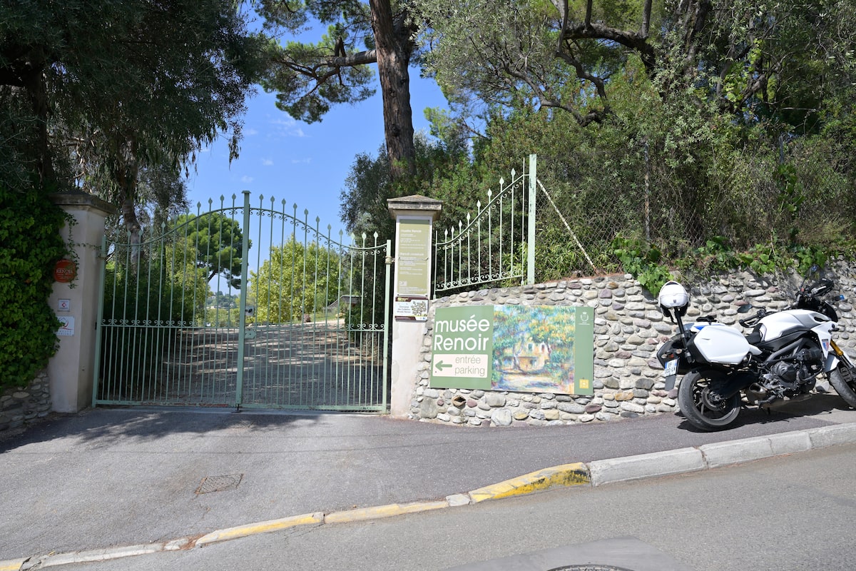 Thieves steal Renoir paintings from French Riviera museum