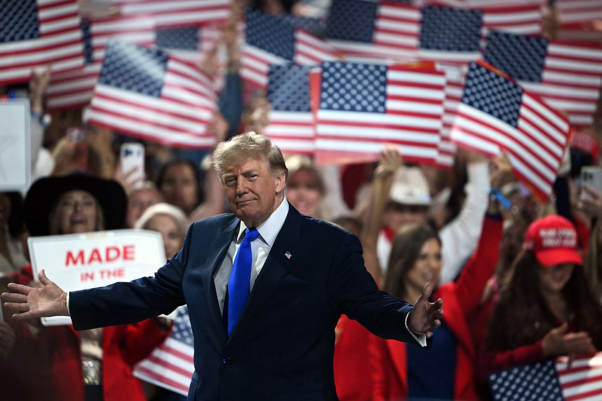 Trump stumbles as flunkies around him give dumber and dumber advice