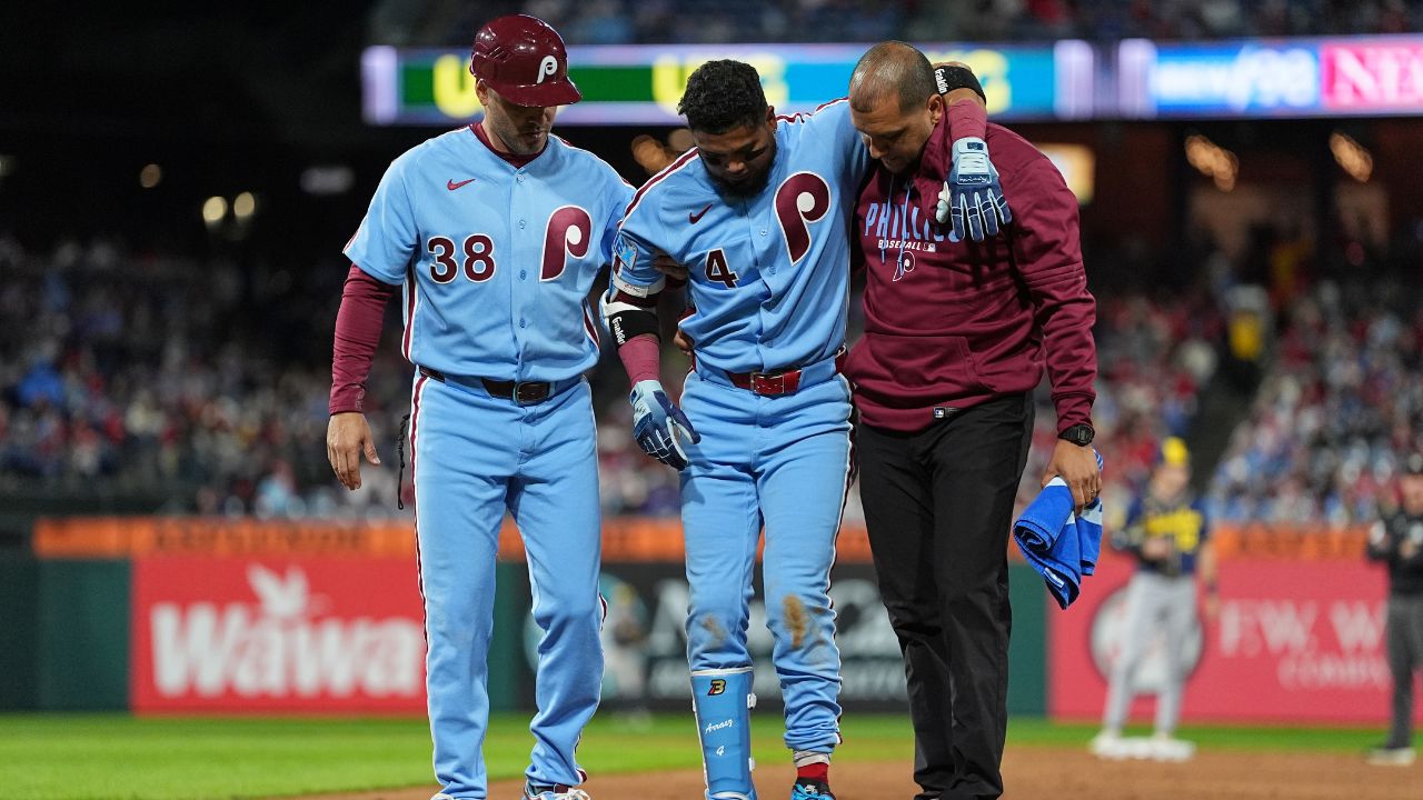 Phillies' Luis Arraez leaves game with sprained left ankle as he chases fourth batting title