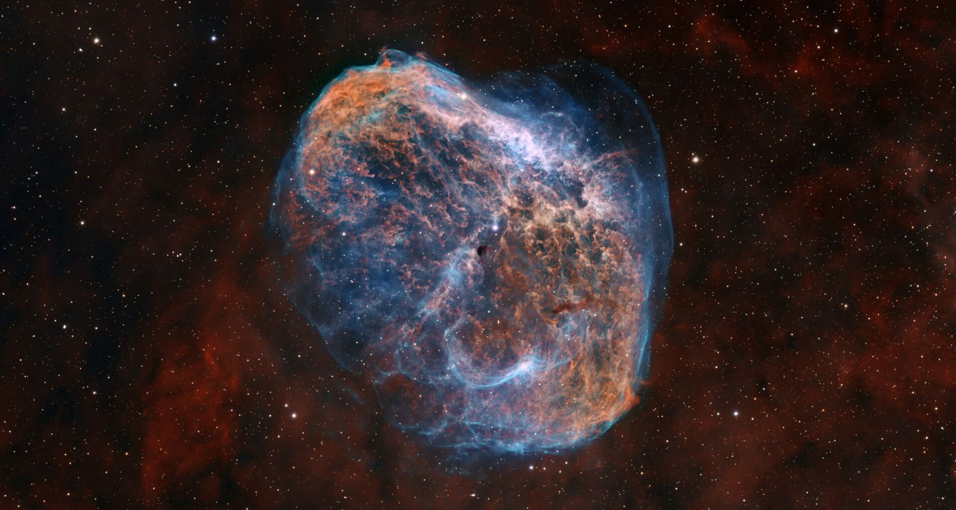 Astrophotographer captures jaw-dropping view of the Crescent Nebula
