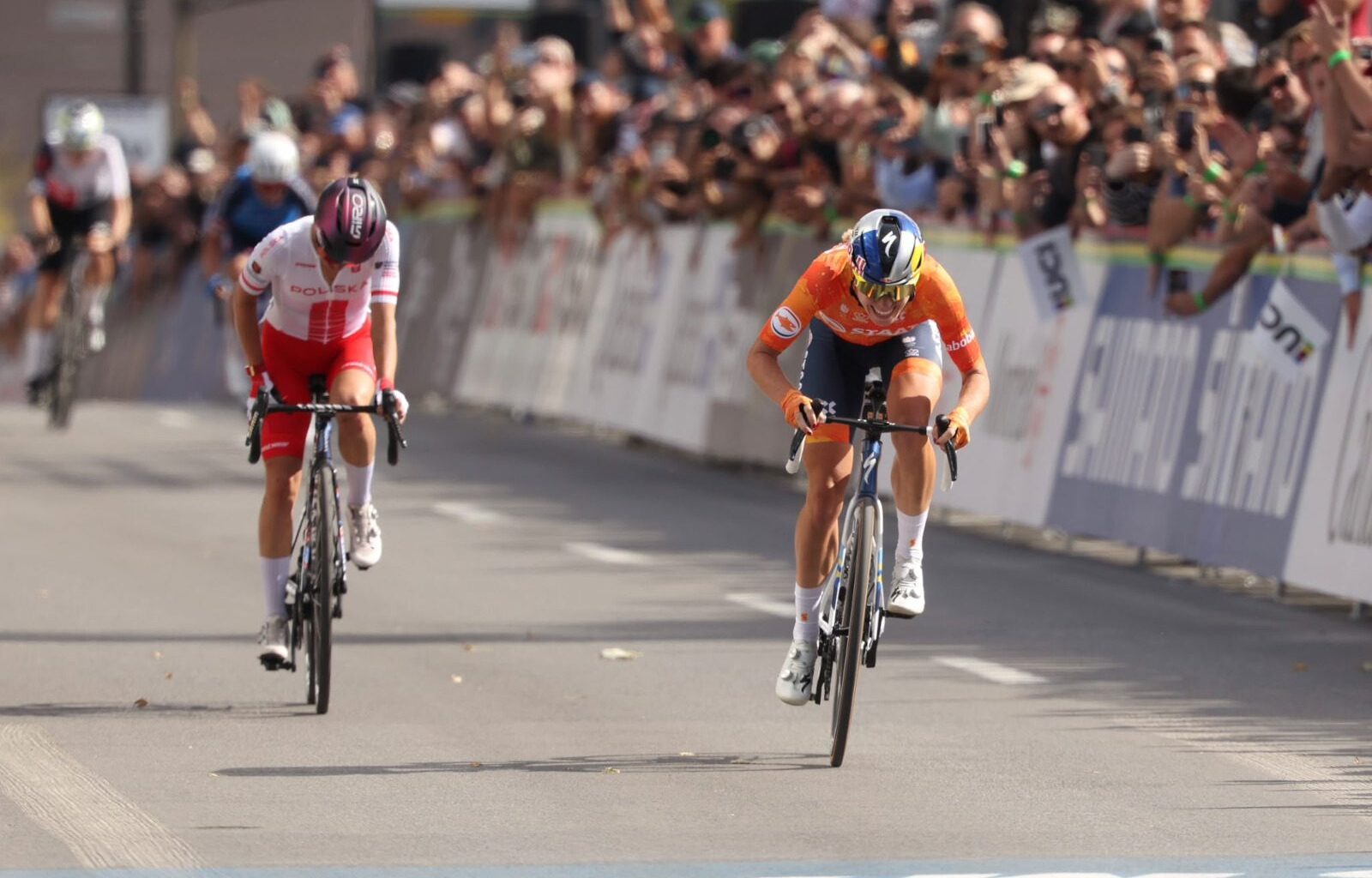 A wild women's road race worlds ends with incredible duel between Niewiadoma and Vollering