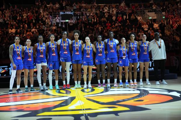 French players pose with silver medals after the Women's Basketball World Cup final match between the United States and France in Berlin, Sunday, Sept. 13, 2026. (AP Photo/Ebrahim Noroozi)