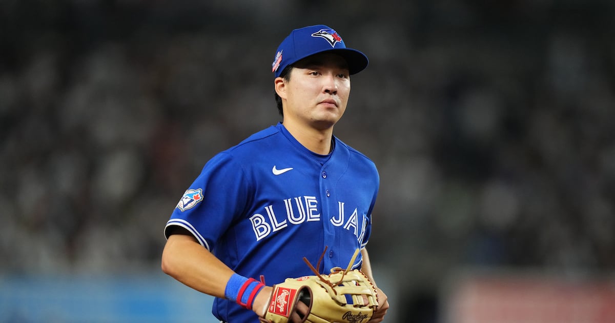Blue Jays rookie Brett Bateman suffers injury while making diving catch