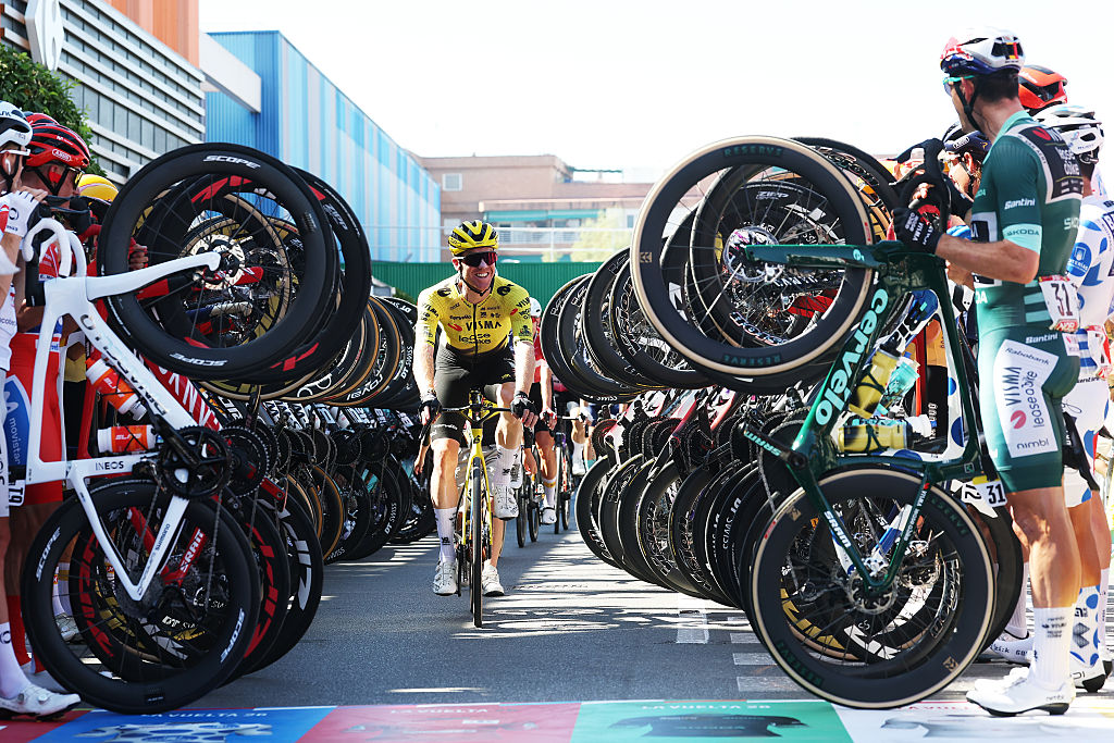 GRANADA, SPAIN - SEPTEMBER 13: The peloton pays tribute to Steven Kruijswijk of Netherlands and Team Visma | Lease a Bike on his last day as a professional cyclist prior to the La Vuelta - 81st Tour of Spain 2026, Stage 21 a 112km stage from Granada to Granada / #UCIWT / on September 13, 2026 in Granada, Spain. (Photo by Alexander Hassenstein/Getty Images)