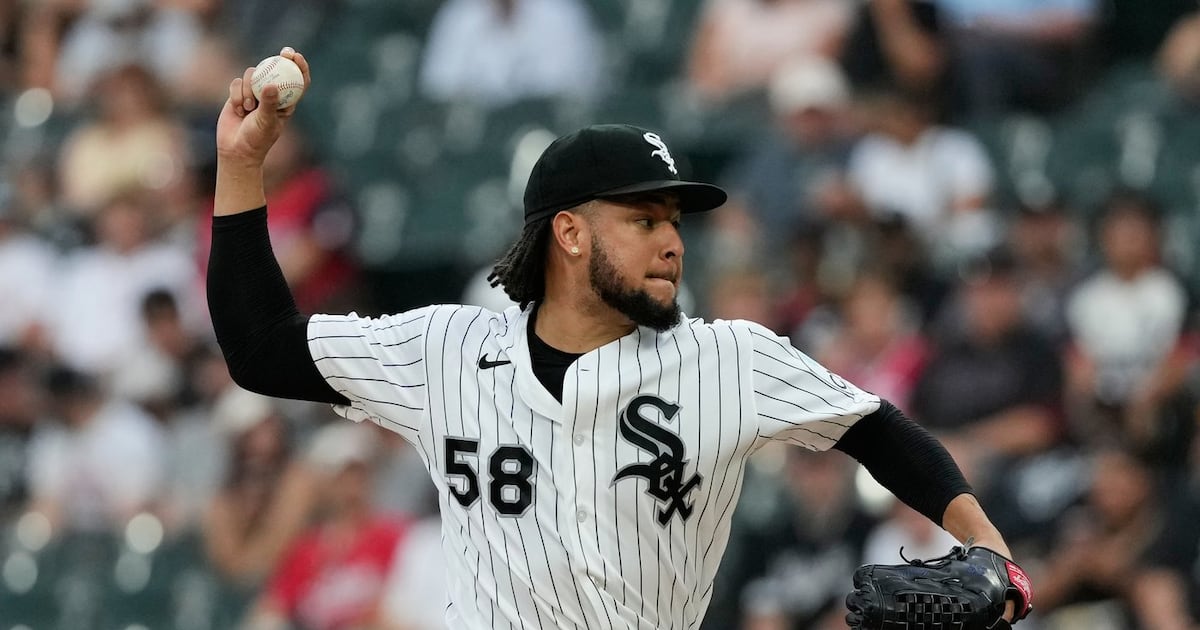 Chicago White Sox move struggling Luis Castillo to bullpen