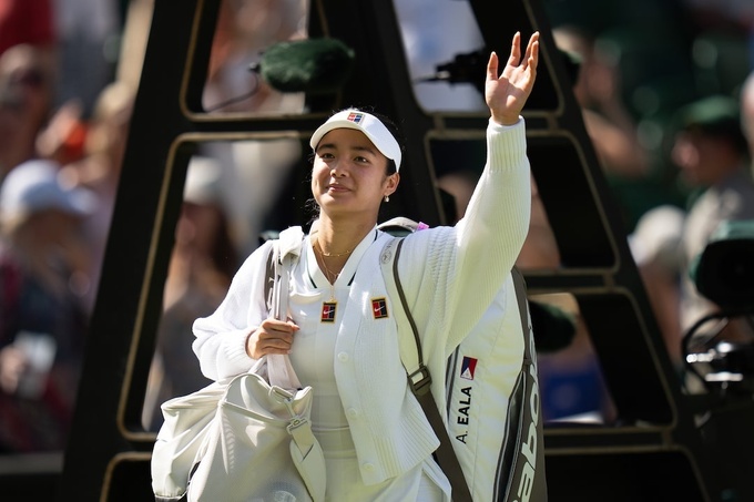 Alexandra Eala waves to the crowd after defeating Iga Swiatek in the third round of Wimbledon at the All England Club in London, England, on July 4, 2026. Photo by Reuters.