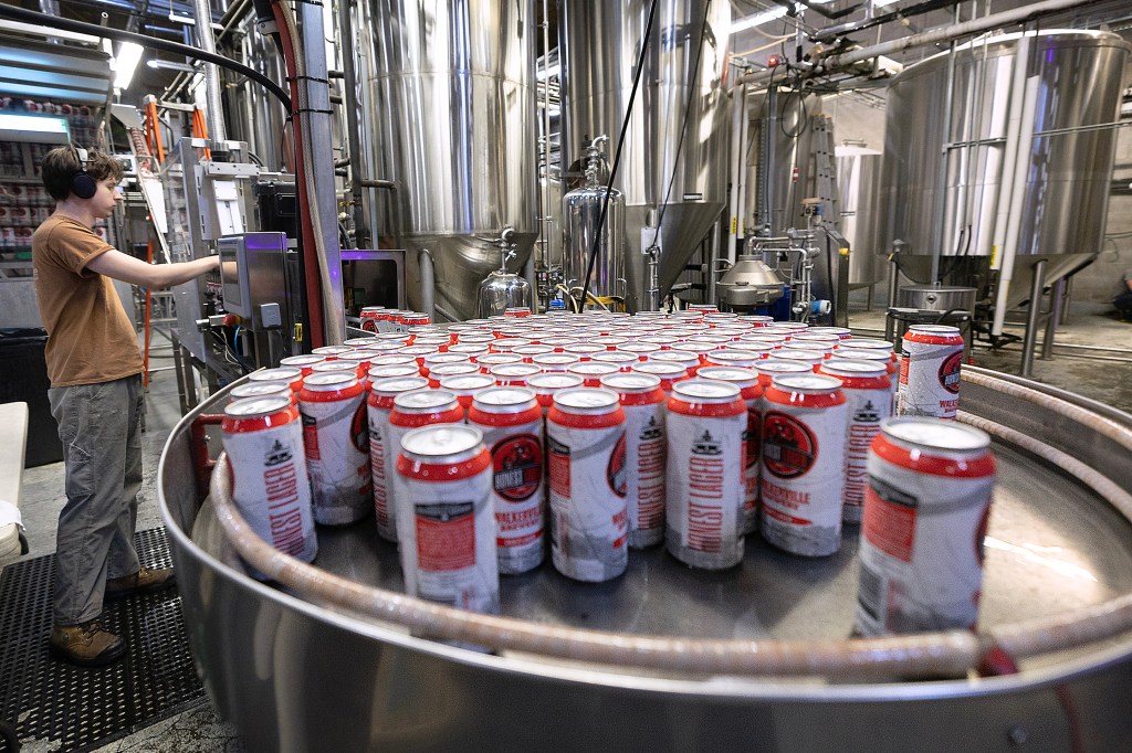 Trump tariffs raise price of beer cans for Canadian producers
