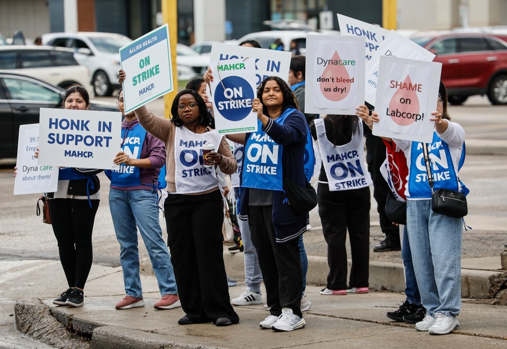 John Woods / THE CANADIAN PRESS FILES
Dynacare's lab technicians and technologists have been without a contract since March 31 and went on strike Sept. 8 before the Manitoba Labour Board forced them back to work.