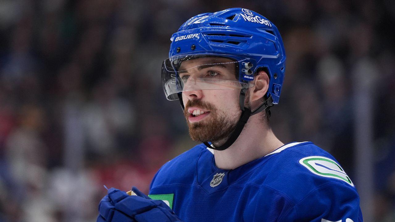 Canucks' Filip Chytil suffers shoulder injury vs. Oilers