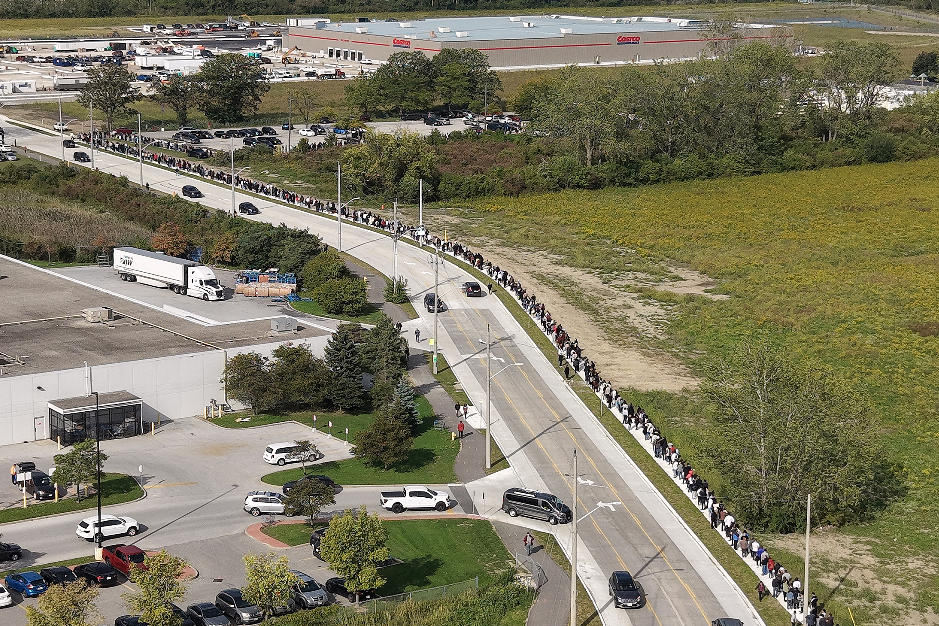 More than 1,000 people lined up outside of the Serbian Centre