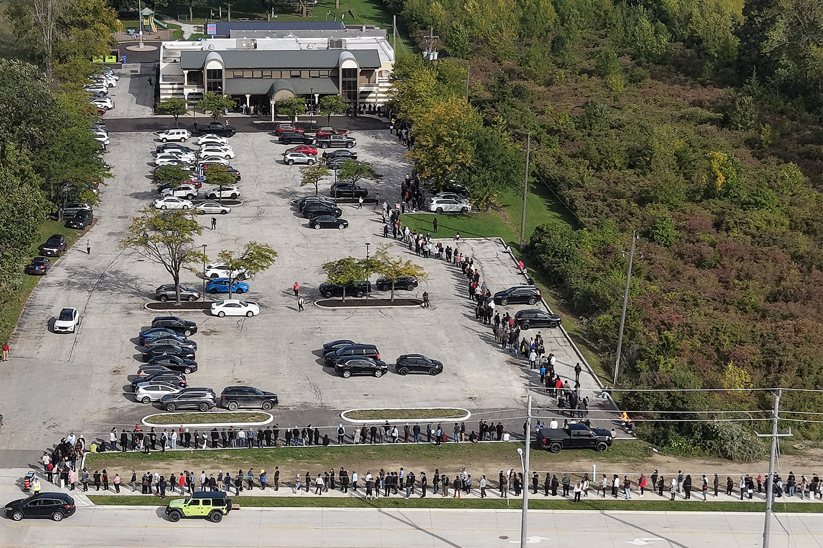 More than 1,000 people lined up outside of the Serbian Centre