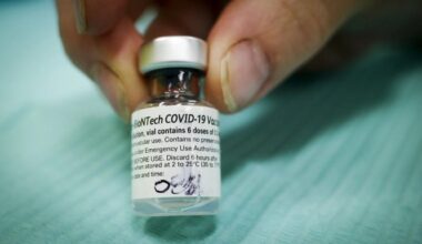 Alberta maintaining $100 COVID vaccine fee as it prepares for fall influenza campaign