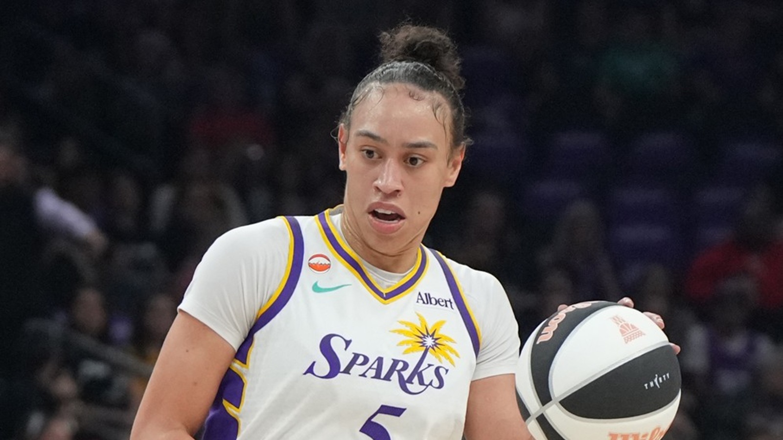 Dearica Hamby dribbling