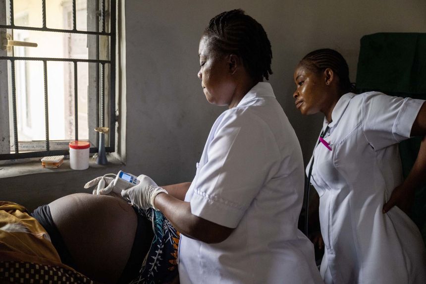 Nurses at a prenatal clinic at Okrika Zonal Hospital in Rivers State, Nigeria check on the health of a mother and baby. This clinic is specifically for women living with HIV and provides them with medication, education, and encouragement to deliver HIV-free babies.