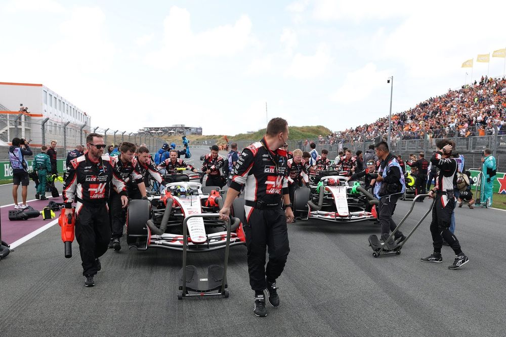Esteban Ocon, Haas F1 Team, Oliver Bearman, Haas F1 Team