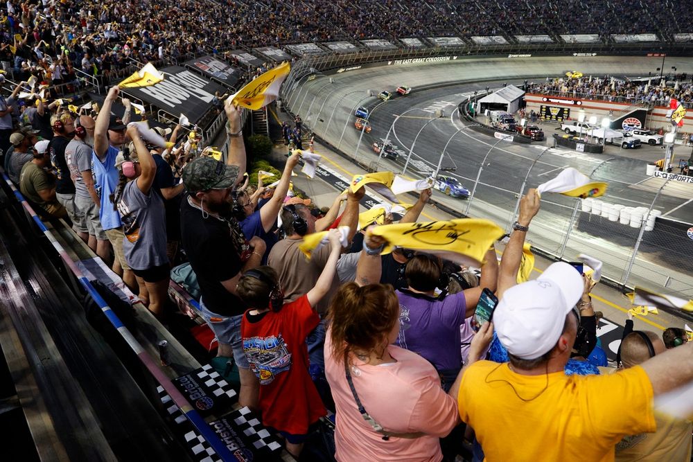Fans pay tribute to Kyle Busch on Lap 18