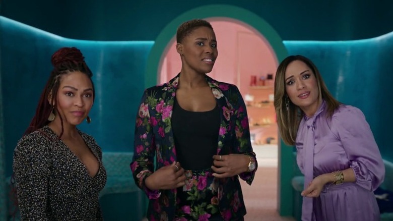Camille, Tye, and Quinn looking in the mirror in a fitting room on Harlem S1E3