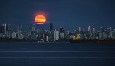 Vancouver weather: Dazzling Harvest Moon rises early in 2026