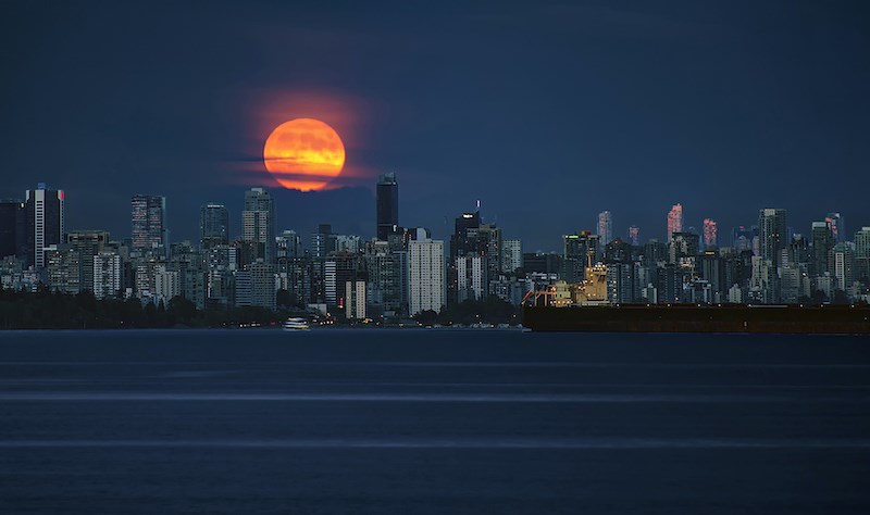 Vancouver weather: Dazzling Harvest Moon rises early in 2026