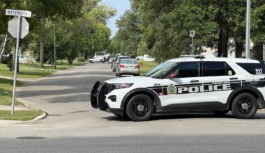 Officers in standoff with possibly armed people in Westwood area, Winnipeg police say