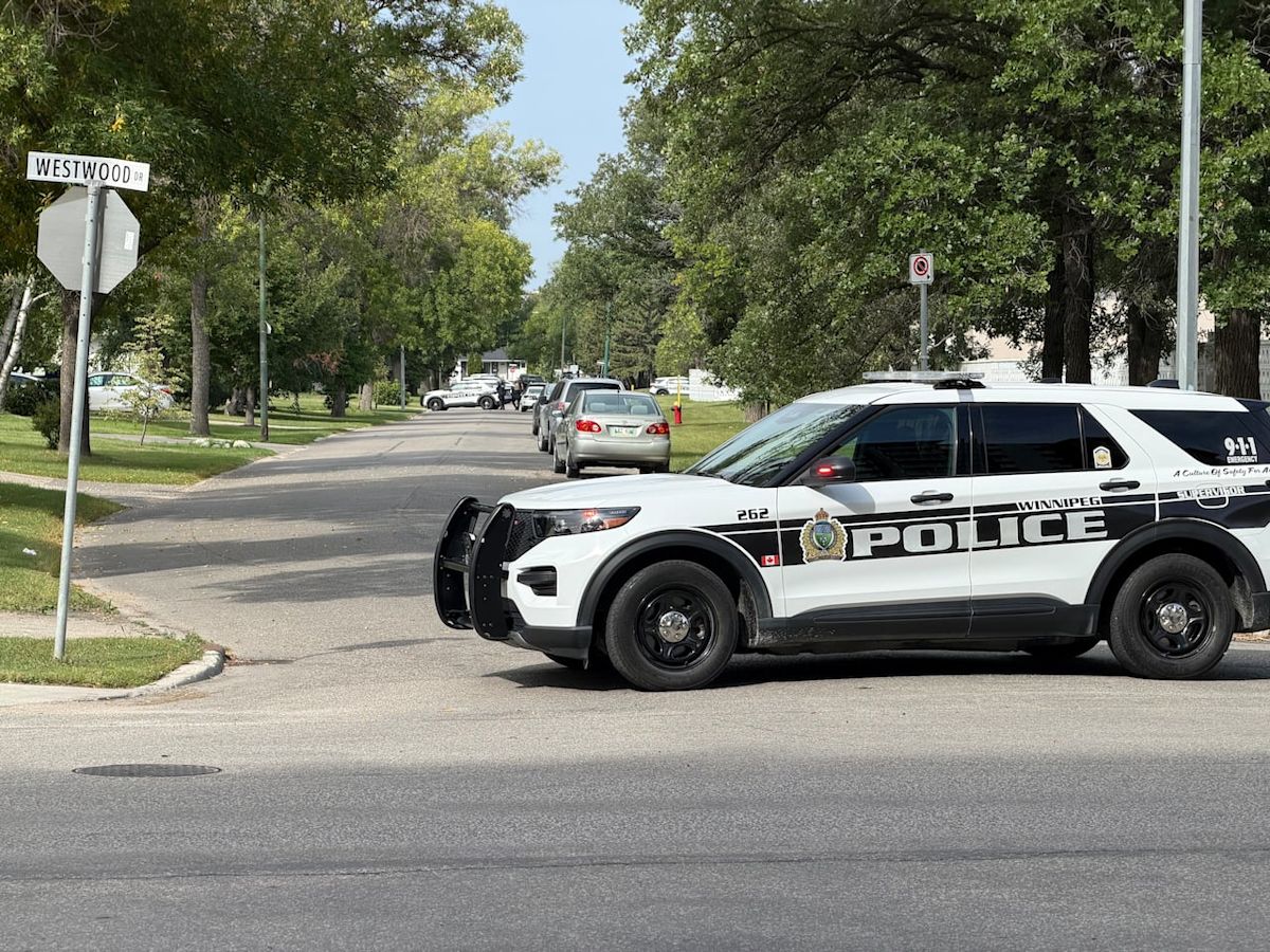 Officers in standoff with possibly armed people in Westwood area, Winnipeg police say