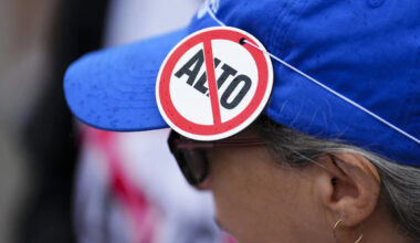 Quebec's farmers union is calling on Ottawa to suspend Alto high-speed rail project
