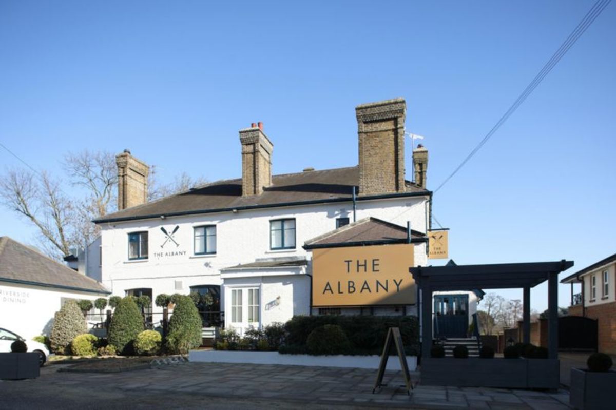 Riverside pub in Surrey village that overlooks a palace closes for refurbishment