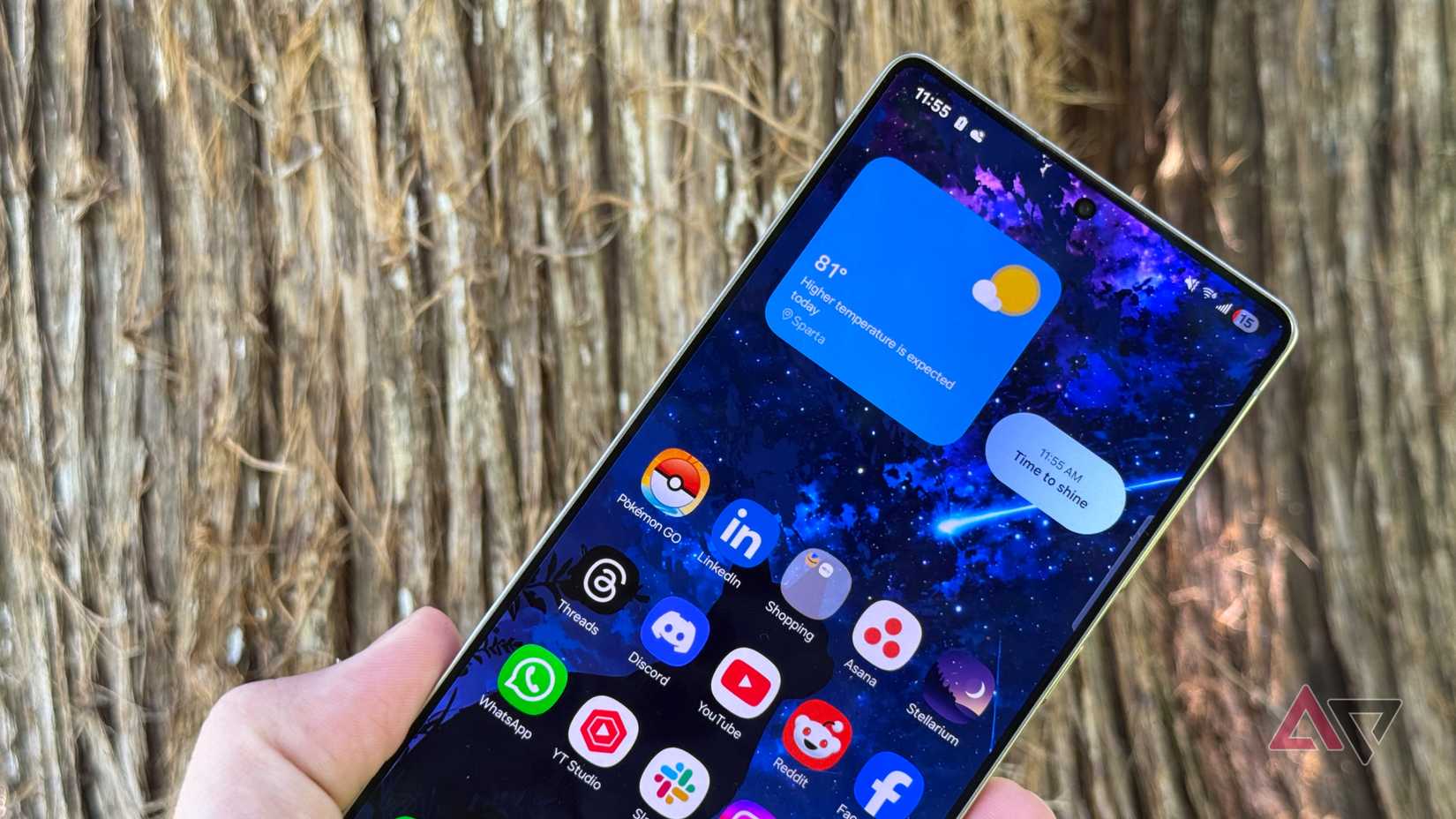 Display of the Samsung Galaxy S25 Ultra shown outdoors