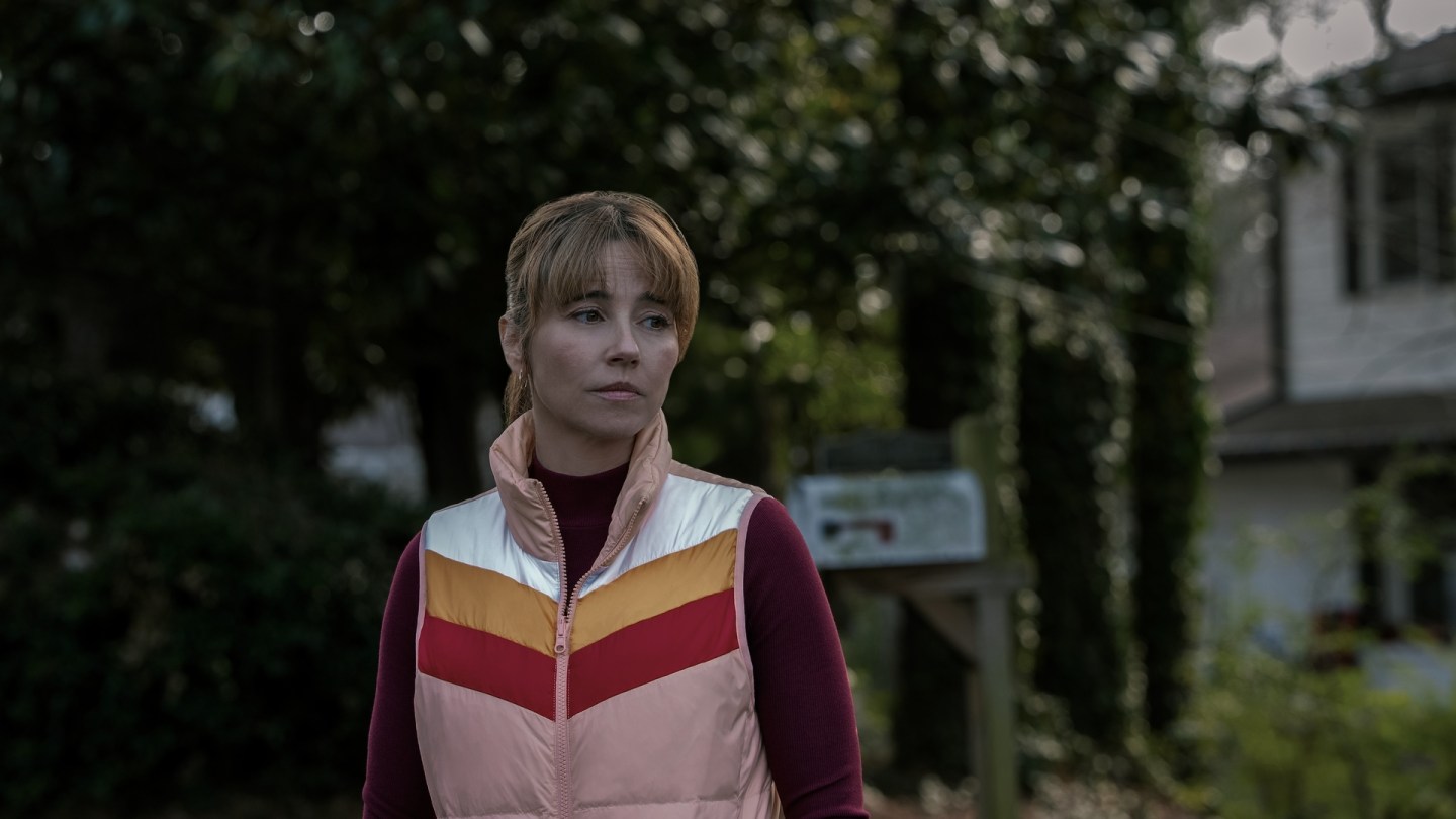 Emmys: Linda Cardellini Wins Best Supporting Actress in Limited Series