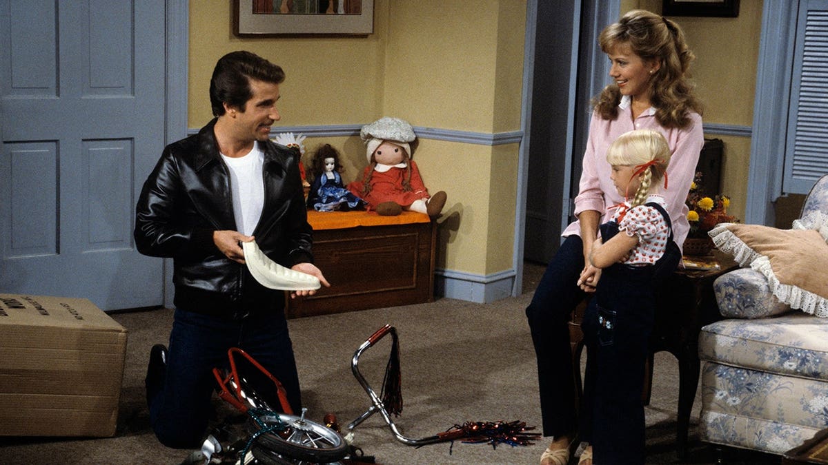 Henry Winkler and Linda Purl stand together in a scene from Happy Days.