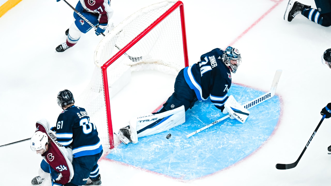 Skinner makes 31 saves in Jets debut