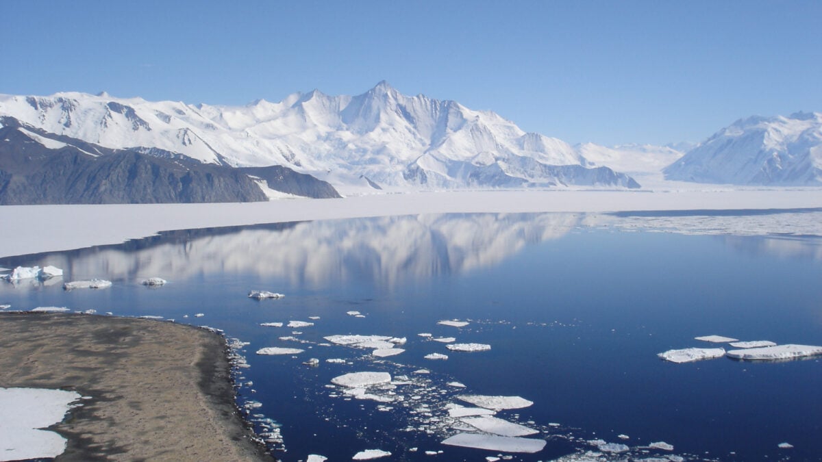 Scientists Say Antarctica's Lost 'Supermountains' May Have Fueled an Explosion of Life on Earth