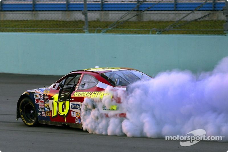 Greg Biffle wins Homestead 2004 (different chassis)