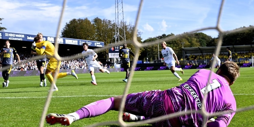 Telstar goalkeeper Ronald Koeman Jr. scores from the penalty spot. (EPA-Yonhap)