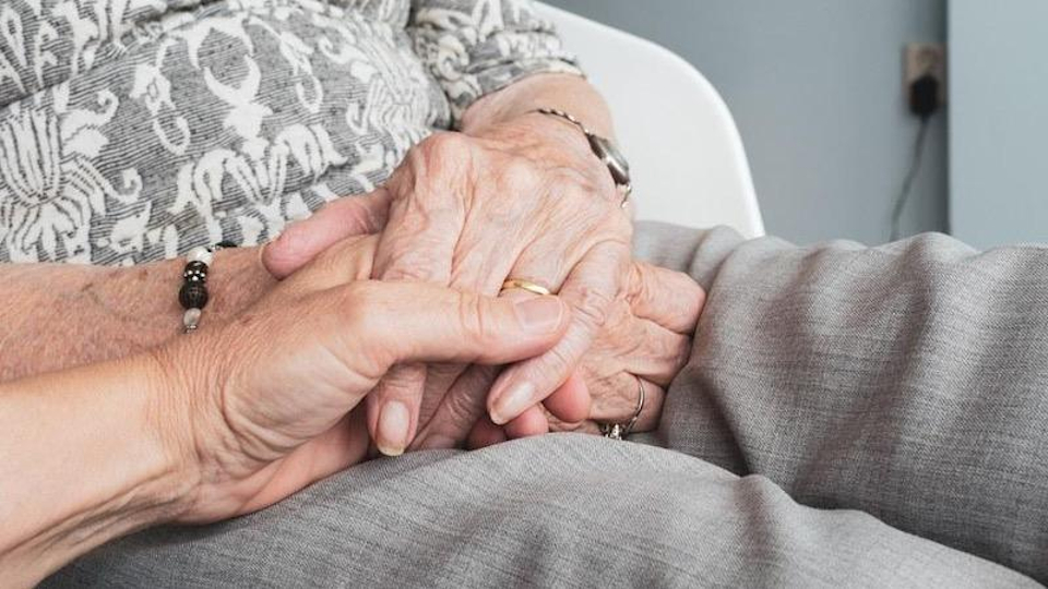 Major trial of Roche Alzheimer's drug kicks off in Europe