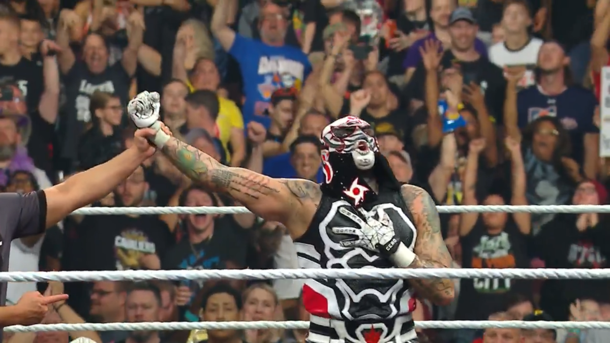 WWE Raw results and grades for Aug. 31: Penta earns shot at Roman Reigns' title