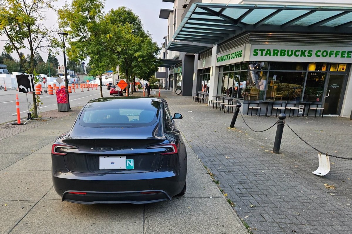 Police fine Tesla driver parked on sidewalk by Starbucks