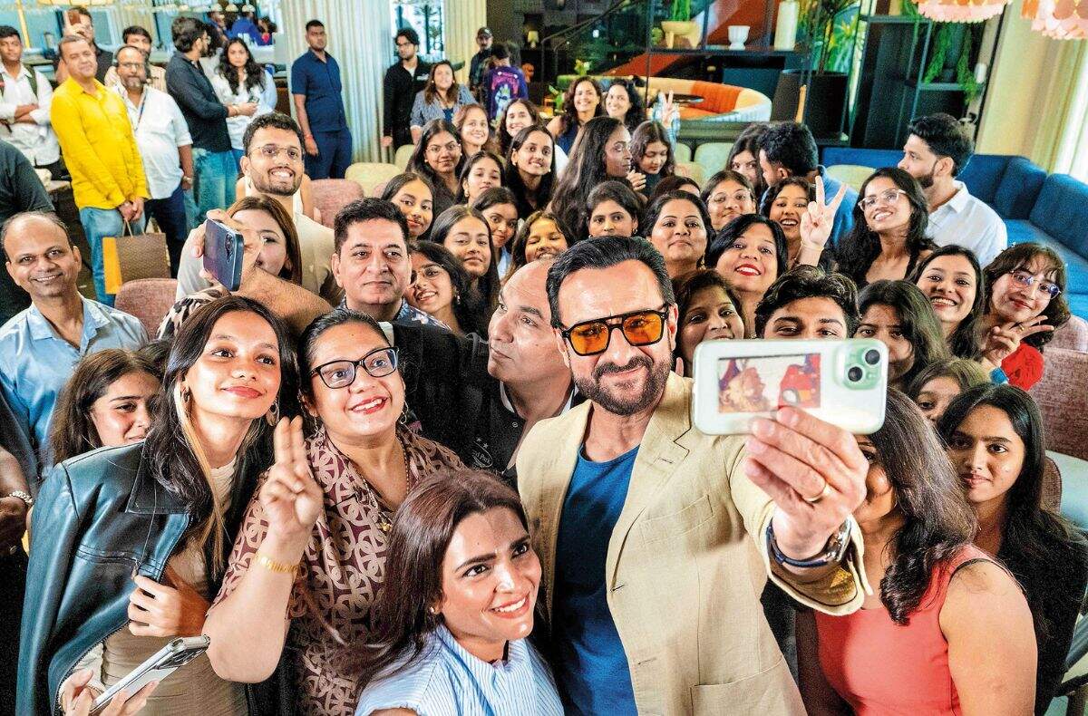 Saif Ali Khan is clicking a selfie with the audience on the Bombay Times Lounge Prathamesh Bandekar Saif Ali Khan