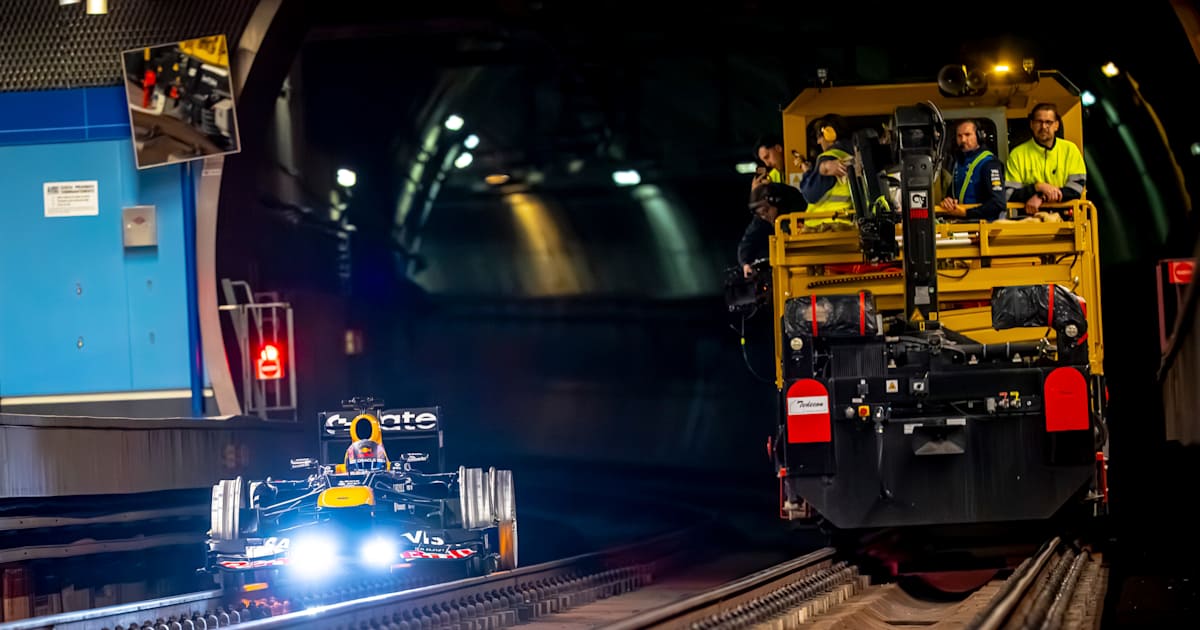 Red Bull Racing’s Formula 1 car on the Madrid Underground! - Formula 1