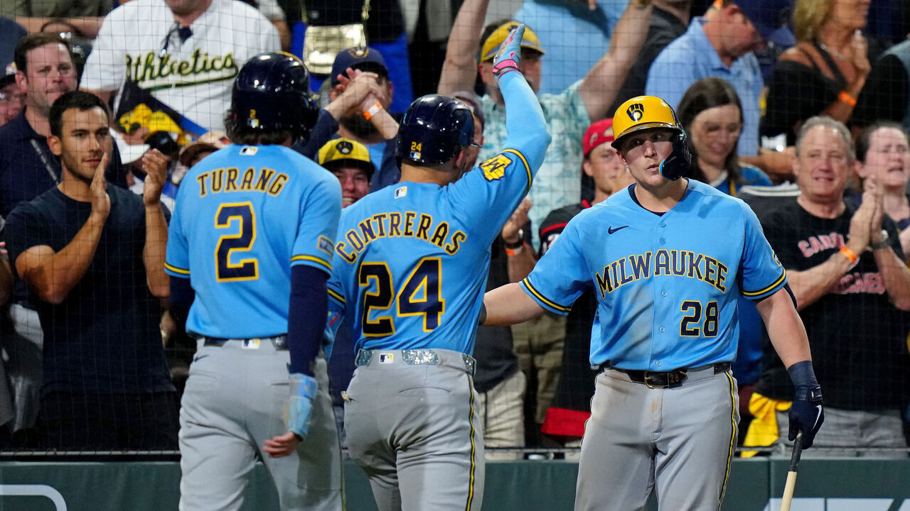 MLB-leading Brewers earn bye to NLDS