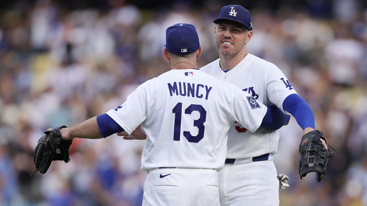 Dodgers sweep Giants, keep pace with Brewers for MLB's top