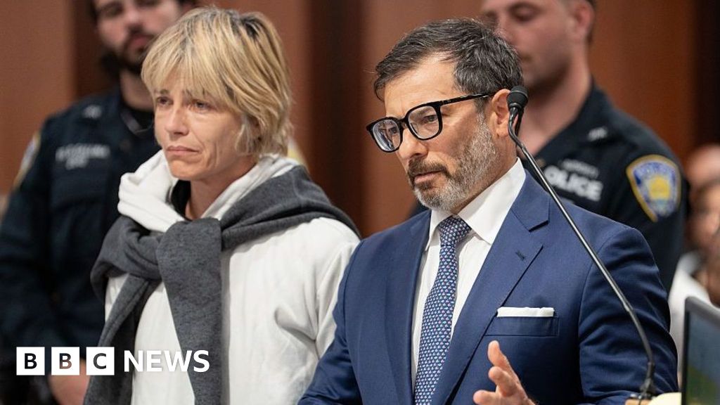 Actress Selma Blair faces charges for kicking nurse and officer after plane incident - BBC