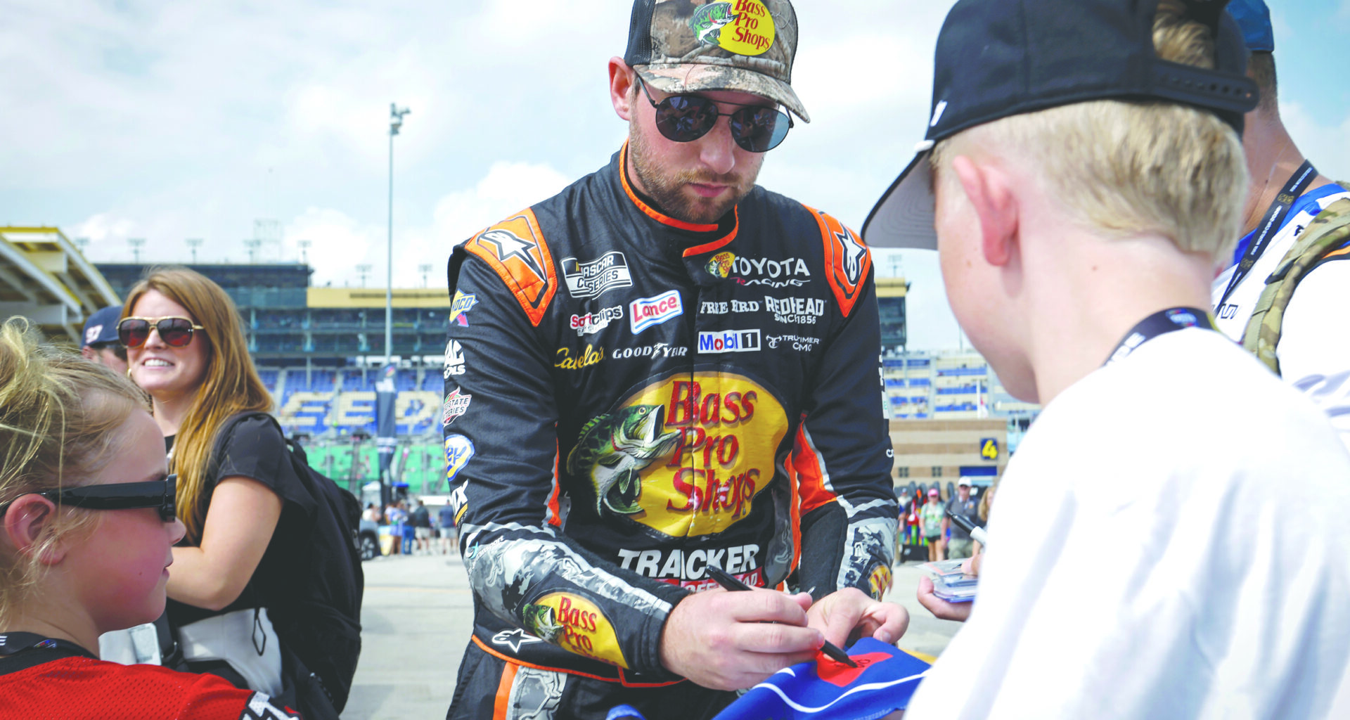 Briscoe holds off Larson in NASCAR Chase in Vegas