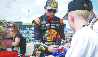 Briscoe holds off Larson in NASCAR Chase in Vegas